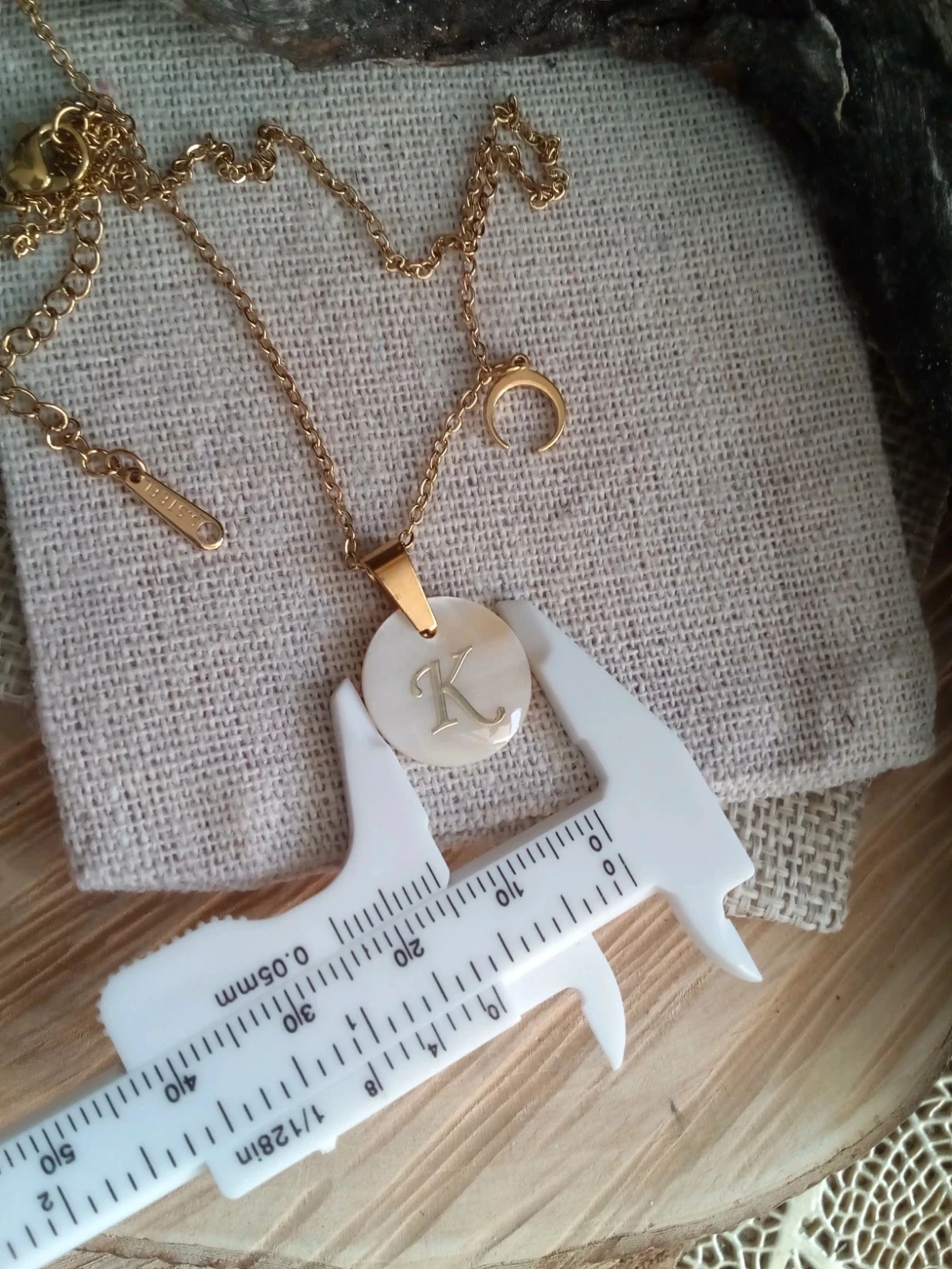 Collier pendentif en nacre naturelle lettre prénom K – photo 3